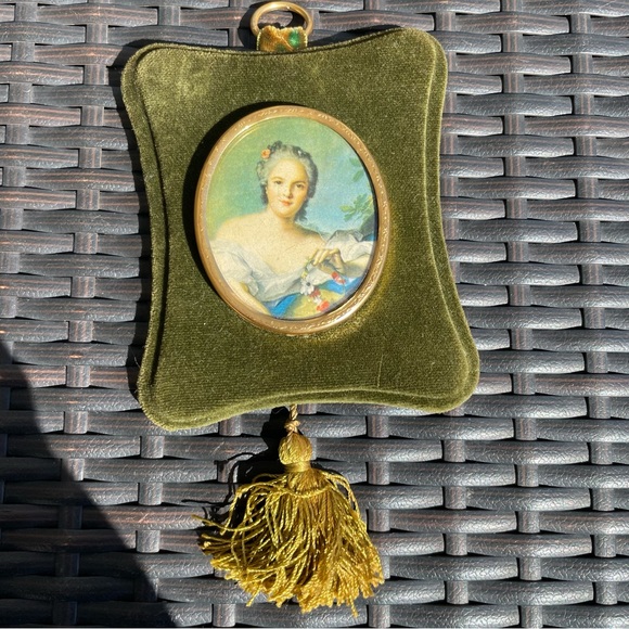 Vintage RARE Set of Velvet Cameo Plaques - Picture 3 of 10